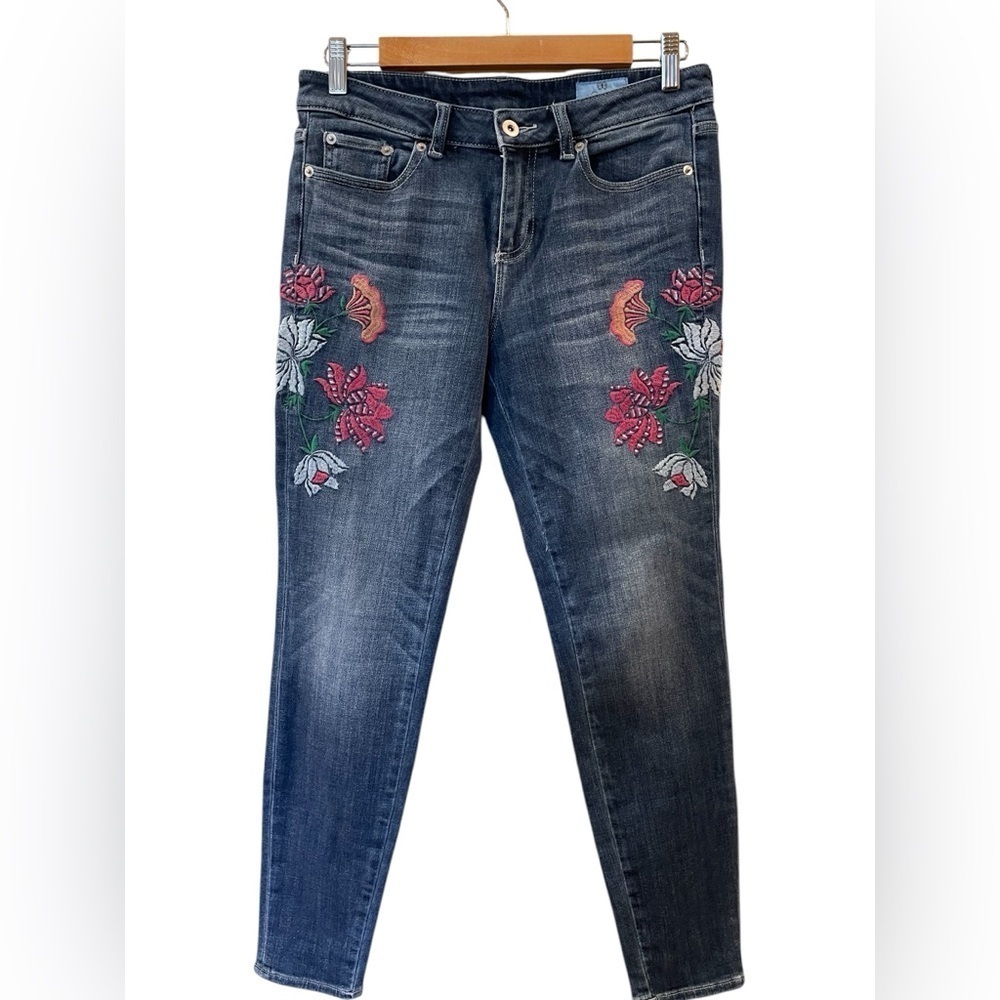 CeCe Women’s Floral Embroidered Skinny Jeans True Blue Size: 28/6